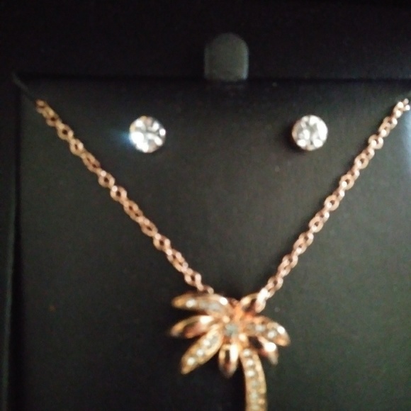 Gift Set: Watch, Necklace and Earrings - Picture 3 of 6